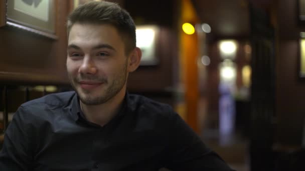 Retrato Feliz Homem Engraçado Falando Café — Vídeo de Stock