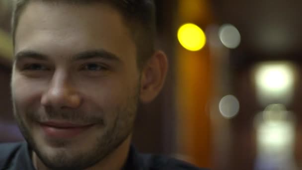 Gelukkig Man Praten Lauging Portret Cafe Zeer Dicht Steadycam Shot — Stockvideo