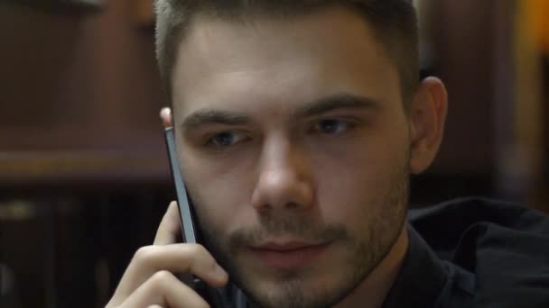 Młody Człowiek Rozmawia Telefon Cafe Wieczorem — Wideo stockowe