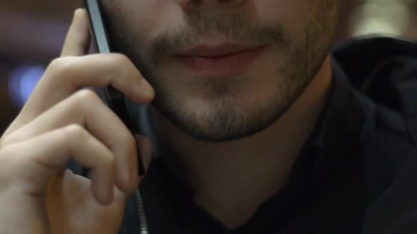 Νέος Άνθρωπος Μιλάει Τηλέφωνο Στο Cafe — Αρχείο Βίντεο