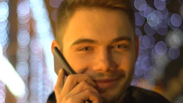 Homem Feliz Falando Telefone Noite Rua Cidade Closeup — Vídeo de Stock