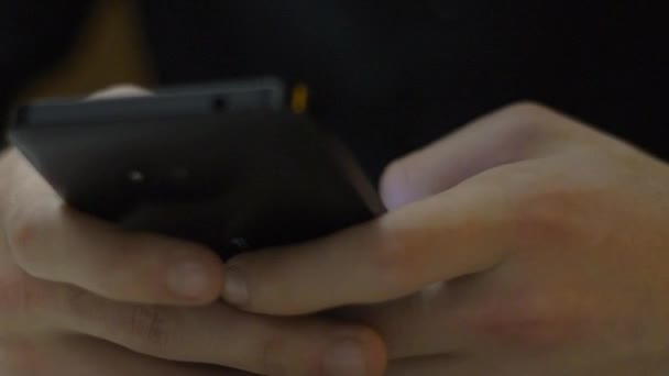 テキストを置く場所を持つデジタル電話を使用する男性の右手ビジネスマン — ストック動画