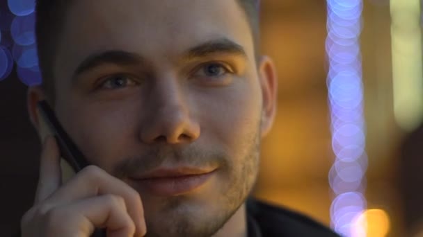 Homme Caucasien Parler Sur Téléphone Portable — Video