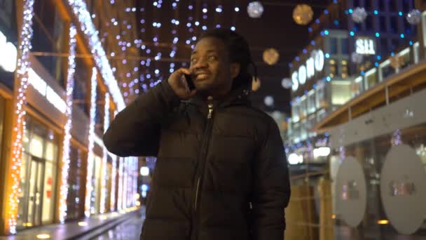 Jovem Negro Afro Americano Cidade Andando Falando Celular — Vídeo de Stock