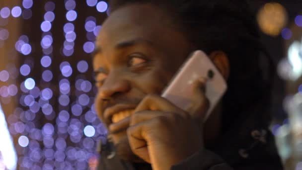Afrikanske Mand Taler Smartphone Byen – Stock-video