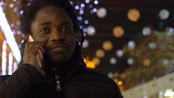 アフリカの人間が話を市のスマート フォンで — ストック動画