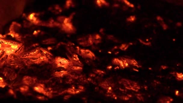 壁炉上的缓慢燃烧日志关闭 燃烧红火木的特写镜头在布拉 — 图库视频影像
