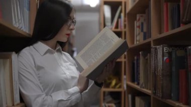 Bookstacks tarafından Kütüphanede Okuma 4k Güzel Genç Kadın