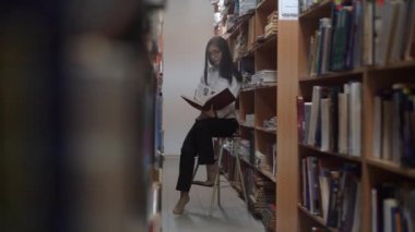 4k Güzel, Kıdemli Kadın Kütüphane Merdiveni On Kitap Okuyun