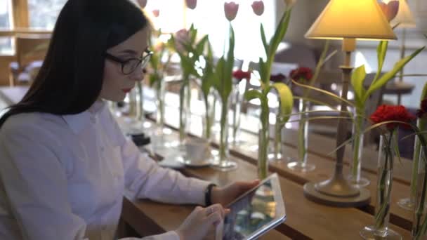 Cafe Tablet Kullanarak Genç Kendinden Emin Kadını — Stok video
