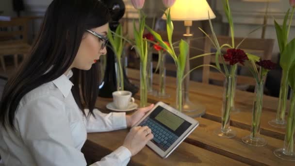Επιχείρηση Γυναίκα Ένα Cafe Δουλεύοντας Tablet — Αρχείο Βίντεο