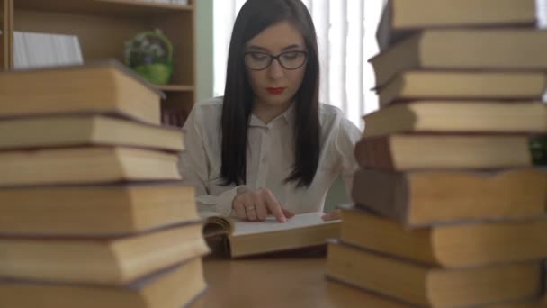 Mujer Joven Estudia Biblioteca — Vídeo de stock