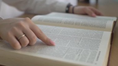 4k Woman Açık Eski Kitap Ve Kütüphane de bul