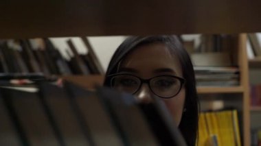 Kadın El 4k Focus, Kütüphane Kitaplık at Kitap bul ve bir kitap alır