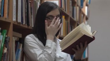 Güzel kadın kitaplığı office kitap okumak