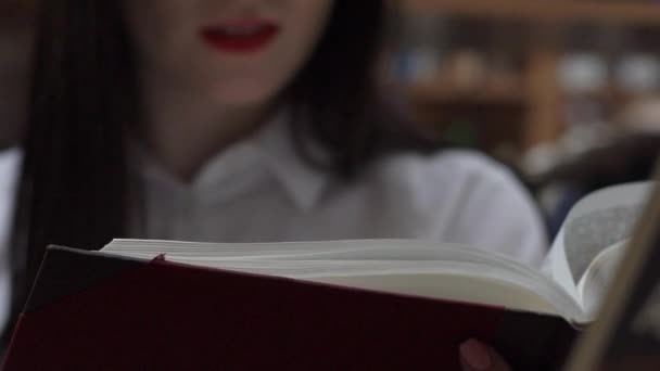 Mooie Vrouw Lees Boek Bibliotheek Kantoor — Stockvideo