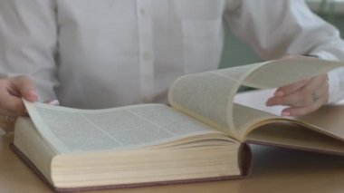 Kitap Okuyan Kadın: Özellikle Kitabı Elinde Tutuyor