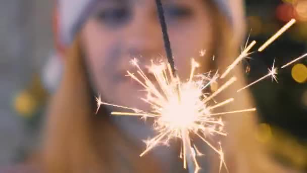 Junge Weihnachtsfrau Rotem Weihnachts Oder Neujahrsmantel Und Hut Der Hand — Stockvideo