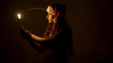 4k Karanlık Bir Odada Noel Kadın Bir Mum ile Around Görünüyor