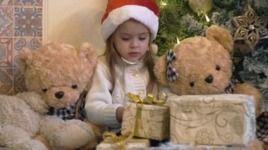 Yavaş Hareket Küçük Kız ve Ağacın Altında Noel Hediyeleri