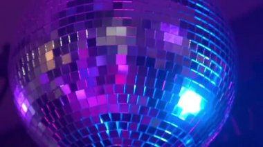 Slow Motion Disko Topu Gece Kulübü 'ndeki Renkli Işıkları Yansıtıyor