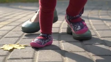 Gerçek Zamanlı Kız Bebek Anneler Yardım ile İlk Adımları Yapıyor