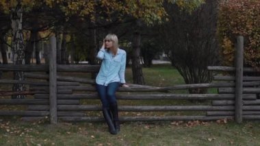 Yavaş Hareket Genç Kız Ahşap Çit Üzerinde Oturur