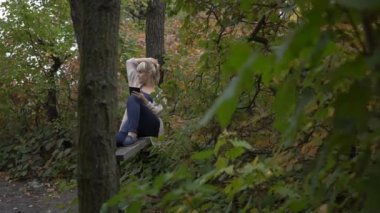 Tablet bilgisayar güzel sonbahar park olan gerçek zamanlı kadın