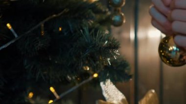 Yavaş Hareket Noel Ağacı Üzerinde Vintage Oyuncak Asılı Kadın Eller Close Up