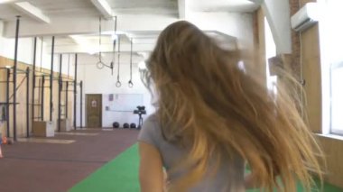 Spor salonu ve gülümseme vadede izleme performans kız