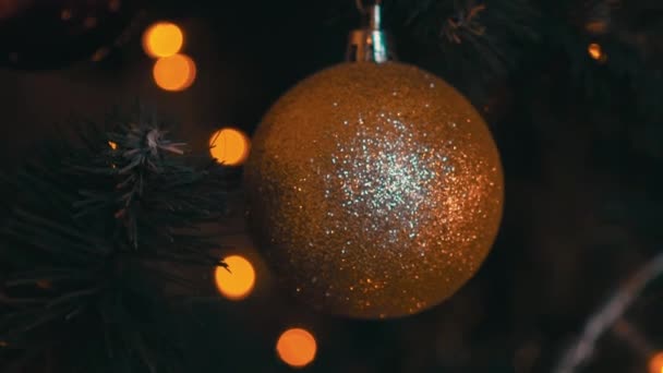 Slow Motion Glistening Gold Ball Sull Albero Natale — Video Stock