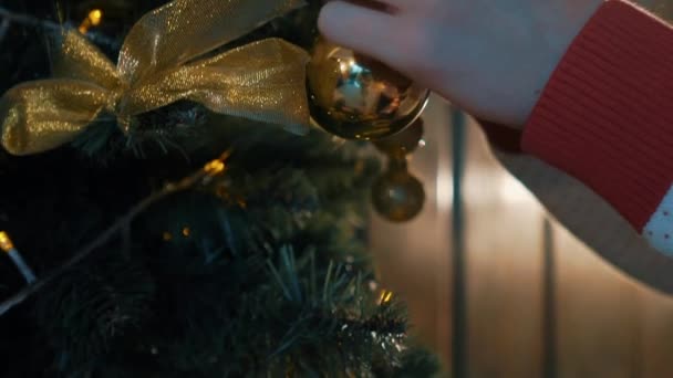 Slow Motion Joven Mujer Caucásica Decorando Árbol Navidad Casa Manos — Vídeos de Stock