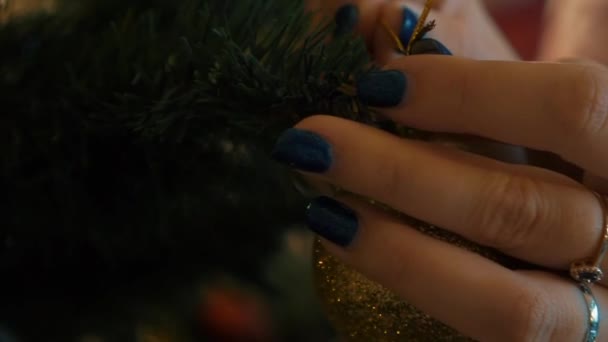 Slow Motion Feliz Pareja Colgando Bolas Árbol Navidad — Vídeos de Stock