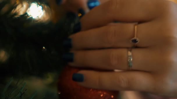 Décoration d'arbre de Noël au ralenti 