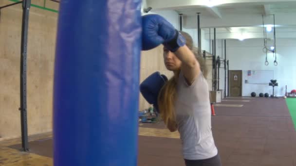 Kickboxing Woman Training Punching Bag Fitness Studio — Stock Video