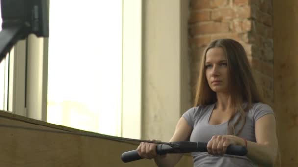 Movimento Lento Uma Mulher Trabalhando Fazendo Máquina Remo Ginásio — Vídeo de Stock