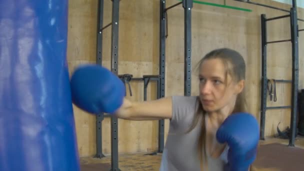 慢动作拳击手套中的女孩 — 图库视频影像