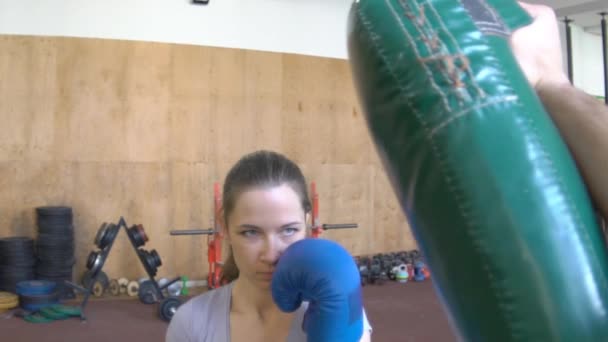 Slow Motion Young Girl Trainer Sostiene Las Patas Boxeo Para — Vídeos de Stock