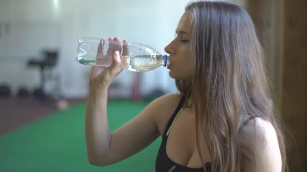 Mulher Ginásio Água Potável — Vídeo de Stock