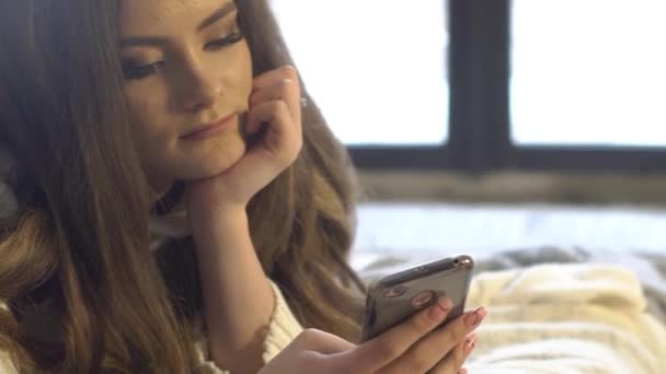 Piękna Dziewczyna Patrząc Telefon Komórkowy Leżąc Łóżku — Wideo stockowe