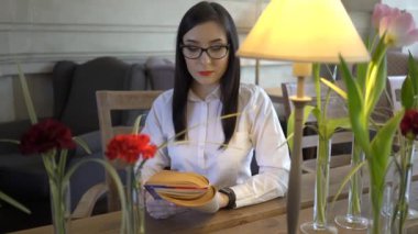 4k Charming kız Cafe okuma kitap oturan 