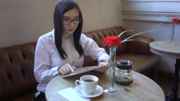 Hermosa Chica Café Con Una Tableta — Vídeos de Stock