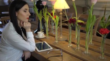 4k İş Kadını Cafe'de Tablet Ve Dizüstü Bilgisayar Kullanıyor