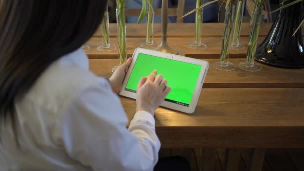 Zakelijke Vrouw Met Behulp Van Tablet Met Een Groen Scherm — Stockvideo