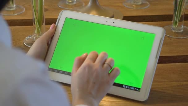 女性を使用して水平であるタブレットのテーブルで 緑色の画面 — ストック動画