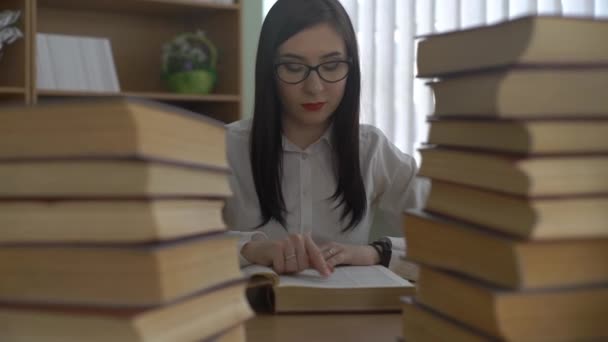 Εστιασμένη Μαθητής Σπουδάζουν Στη Βιβλιοθήκη Περιβάλλεται Από Βιβλία — Αρχείο Βίντεο