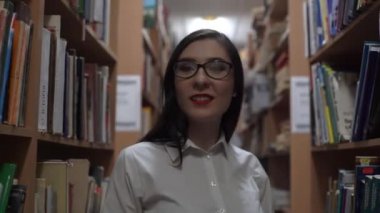 4k Öğrenci Kütüphane ve Gülümseme ile Yürüyüş