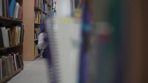 Siluett Högskole Student Sitter Golvet Biblioteket — Stockvideo