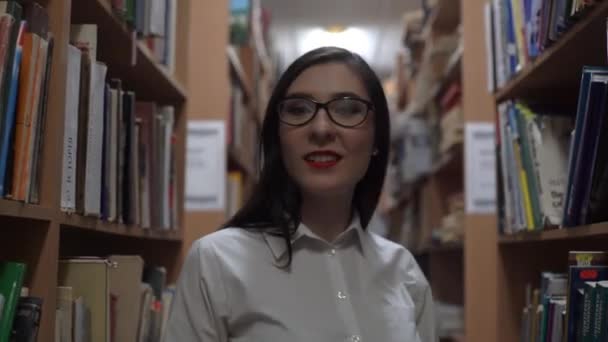 図書館を歩く4K学生と笑顔 — ストック動画