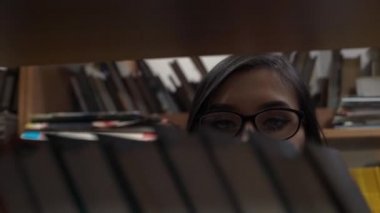 4k Genç Kadın Bir Kitap Arıyor. Öğrenci Seçme Kitaplık Kütüphanesi. Bayan